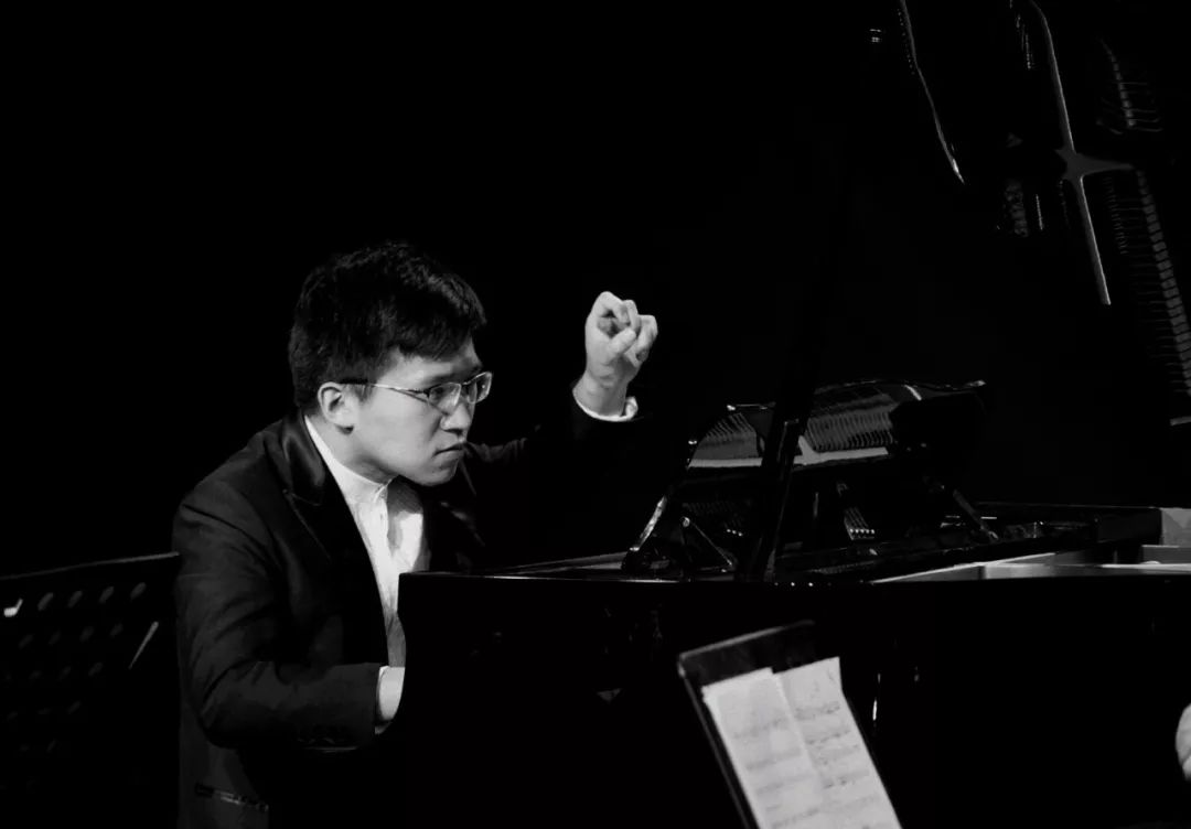 王天阳,毕业于美国茱莉亚音乐学院,获钢琴硕士学位,现任中央音乐学院
