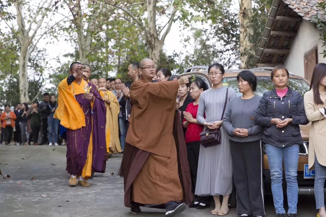 快讯师父应邀参加咸宁大乘禅寺华严法会洒净仪式