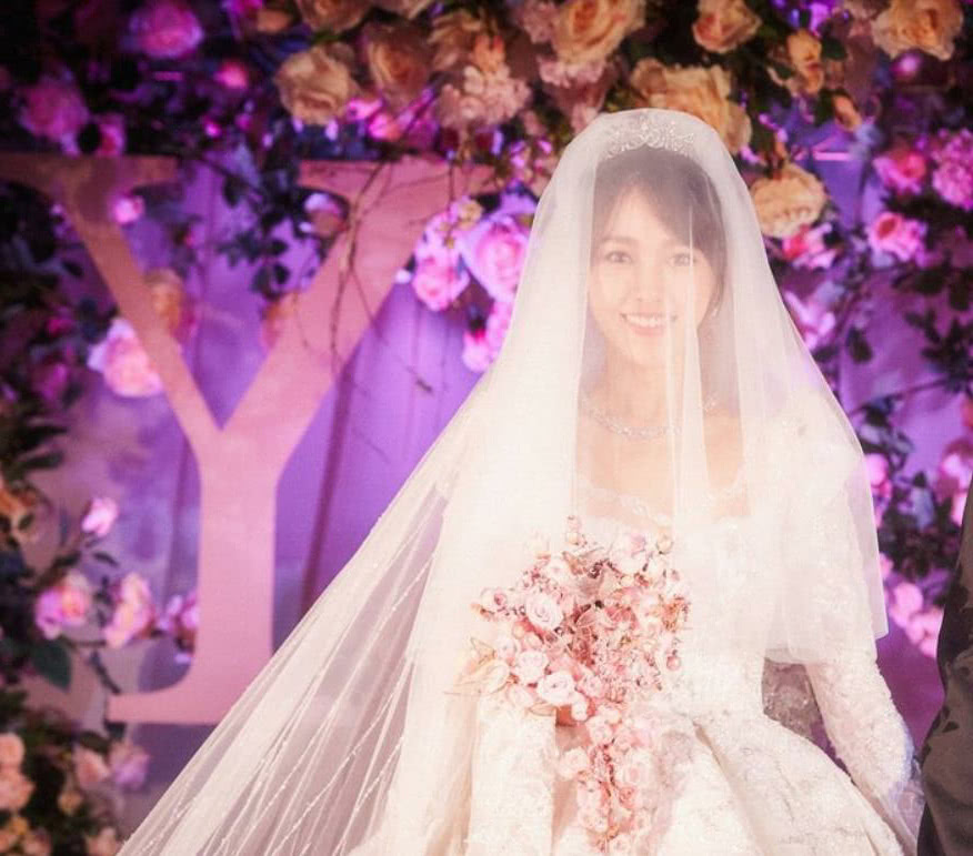 唐嫣婚禮相關人員曝出婚紗設計，見到試穿時，網友：浪費布料！ 娛樂 第2張