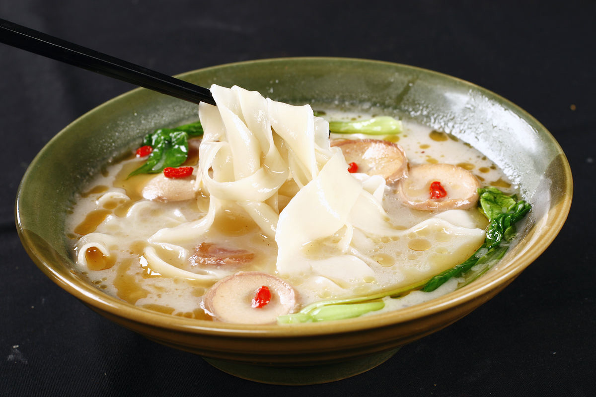 烩面是河南的传统美食,是一种荤,素,汤,菜,饭聚而有之的传统风味小吃