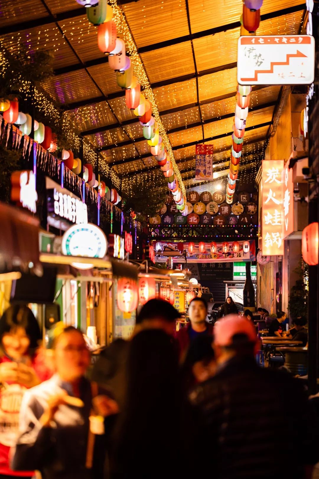 网红美食街特色小吃夜间约会圣地这条东裕夜市让人一秒穿越