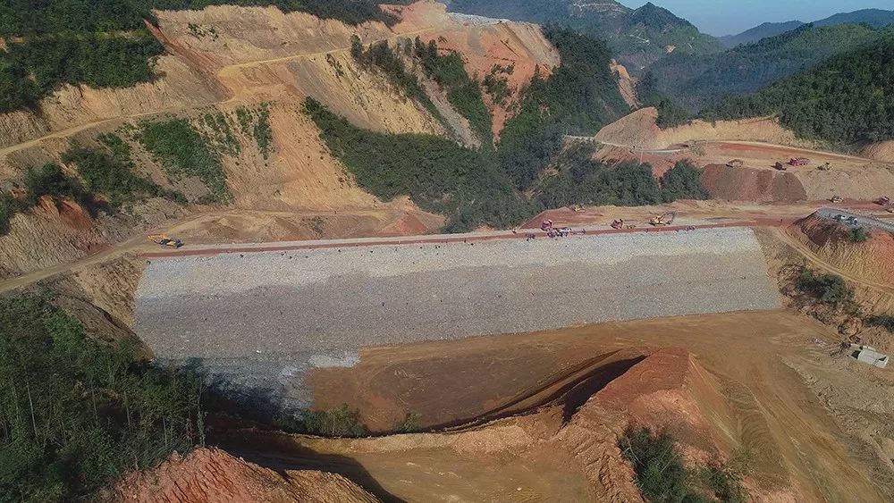 五号尾矿库位于铁罗山大山谷中,通过堆筑上,下游坝,形成一个总库容为