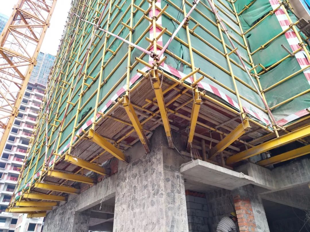 (2)一根3至5米的工字钢安装,拆除过程需要全程依赖塔吊,起吊过程中