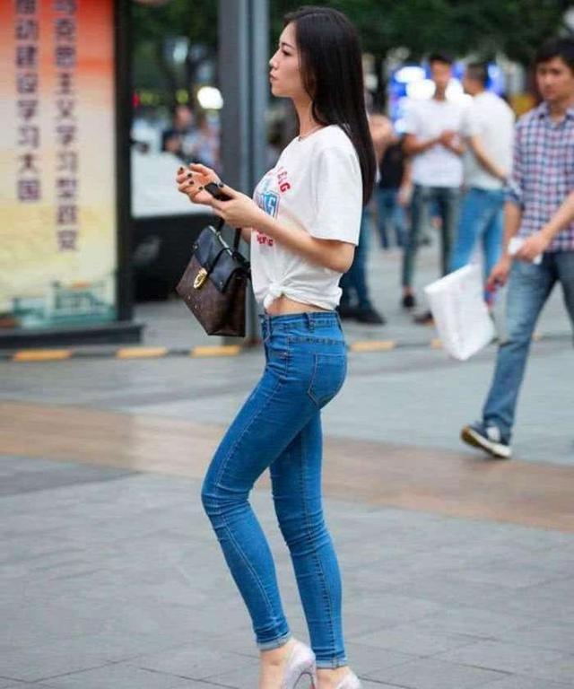 水泥牛仔裤怎么穿搭_穿牛仔裤的女生图片