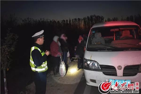 近日,博兴交警查处一辆核载9人实载25人的严重超员金杯牌面包车.