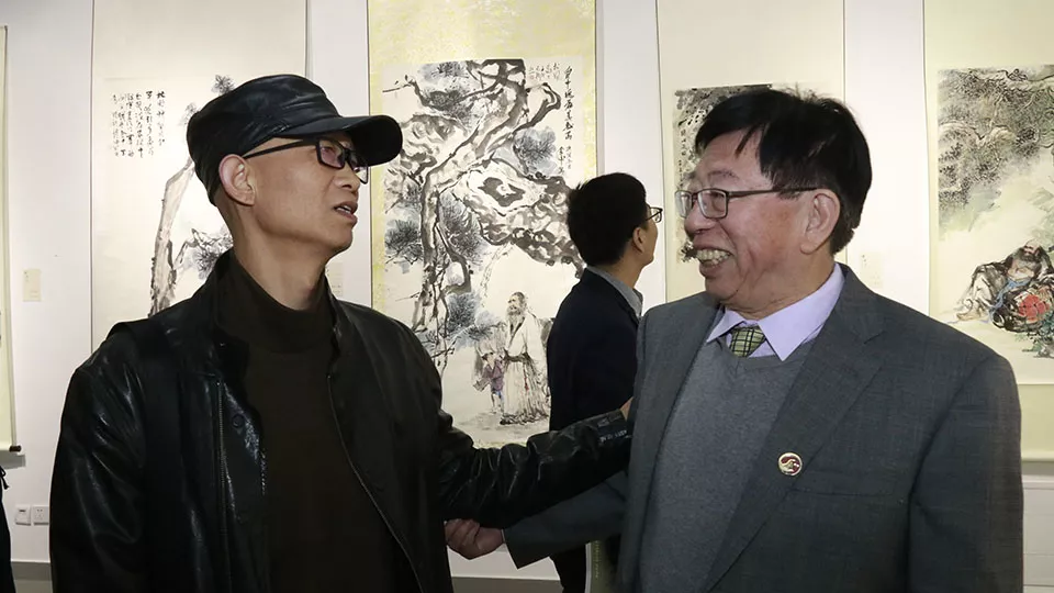 史浔安先生接受媒体采访闫振堂先生接受媒体采访媒体采访本次展览共展