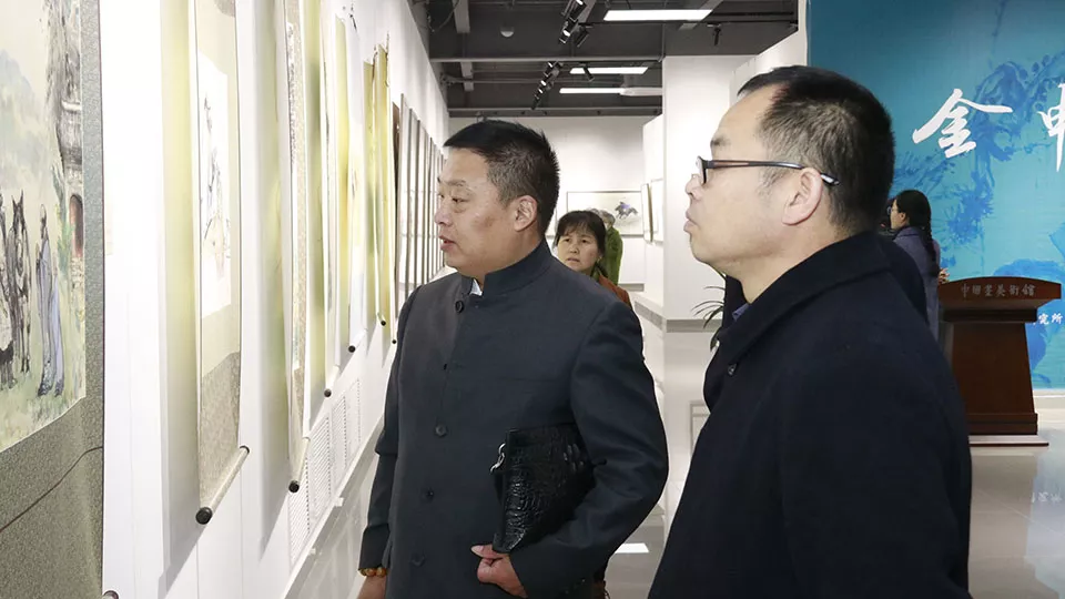 史浔安先生接受媒体采访闫振堂先生接受媒体采访媒体采访本次展览共展