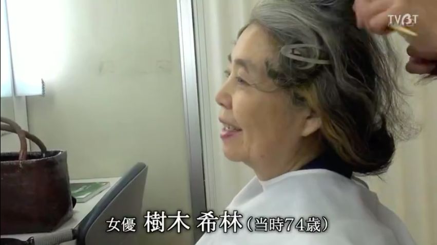 在《活出树木希林》里,树木希林给我们提供了一种面对衰老和死亡的