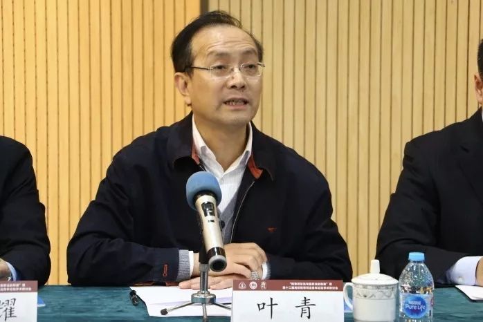 由华东检察研究院办公室主任王晓华主持,叶青校长,吴宏耀院长,毛立新