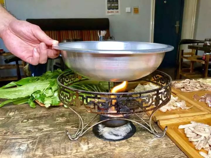 而你一定要去尝尝这家"酒精块小铝盆烤牛肉".