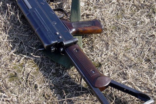 木质固定枪托的称81式自动步枪,采用折叠金属枪托的称81-1式自动步枪
