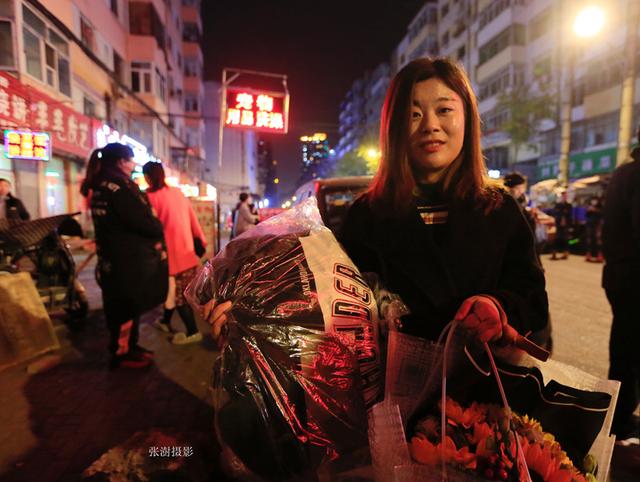 德雲社張雲雷來霍爾濱演出，門票供不應求，近萬女粉絲帶禮物捧場 娛樂 第7張