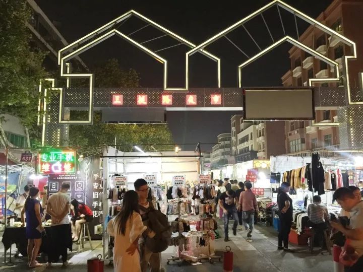 三挺路夜市(又叫宾王夜市),目前为止,其摊位数,经营户,客流量等属义乌