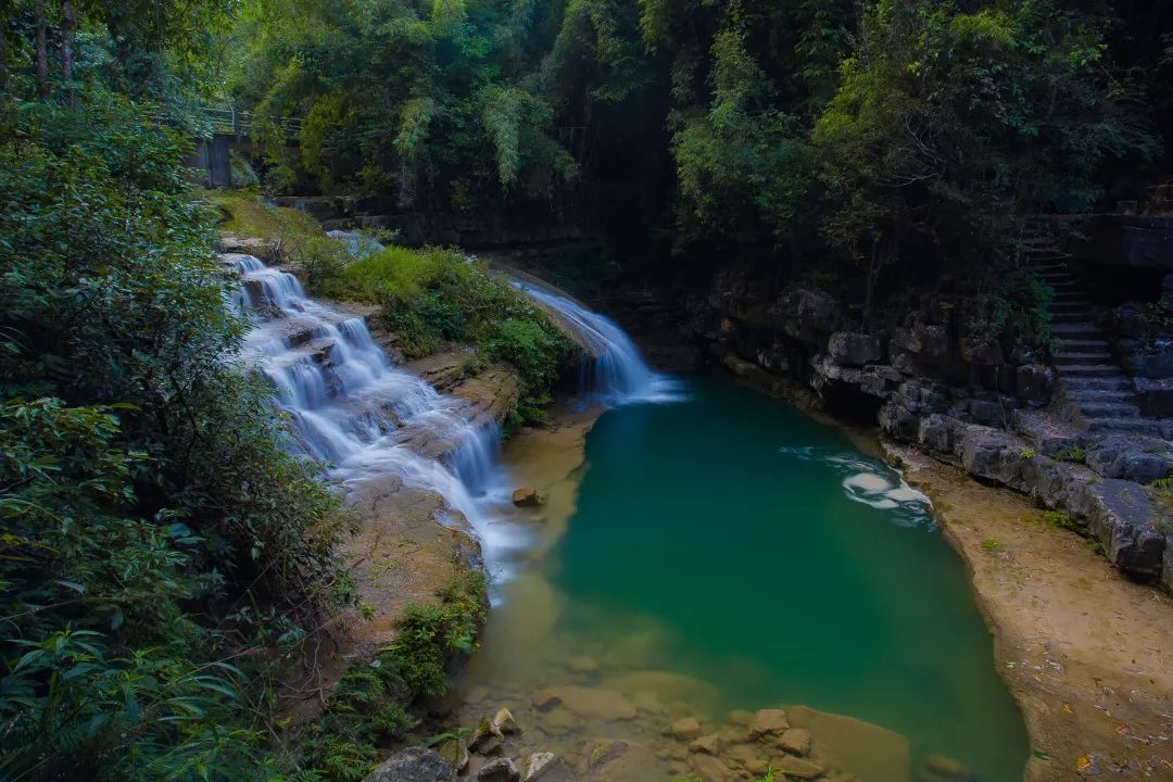 漫步山谷,寻着水流声走到近处,只见泉水从峭壁上飞流直下,溅出串串