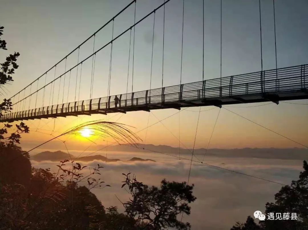 【藤县第一惊险】藤县石表山景区玻璃桥一踩就裂!