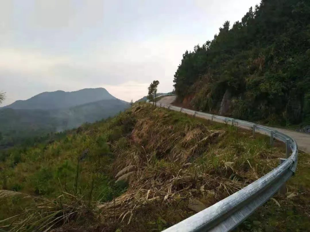 10月30日,该微信推出后,新余市分宜县高岚乡盆溪公路急弯断崖且无护栏