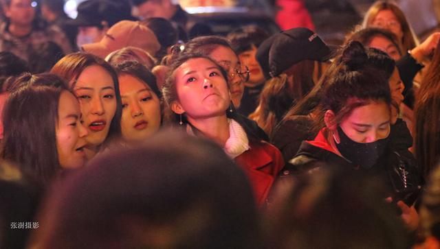 德雲社張雲雷來霍爾濱演出，門票供不應求，近萬女粉絲帶禮物捧場 娛樂 第2張