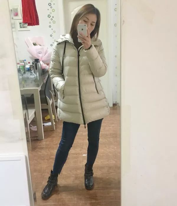 阿陌家羽绒服 之前七七八八的自拍 不知道那里不对味 发型吗?