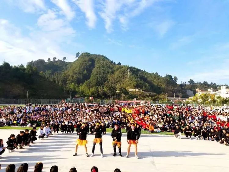 11月1日,2日,南丹县高级中学在本校运动场举行第二田径运动会.