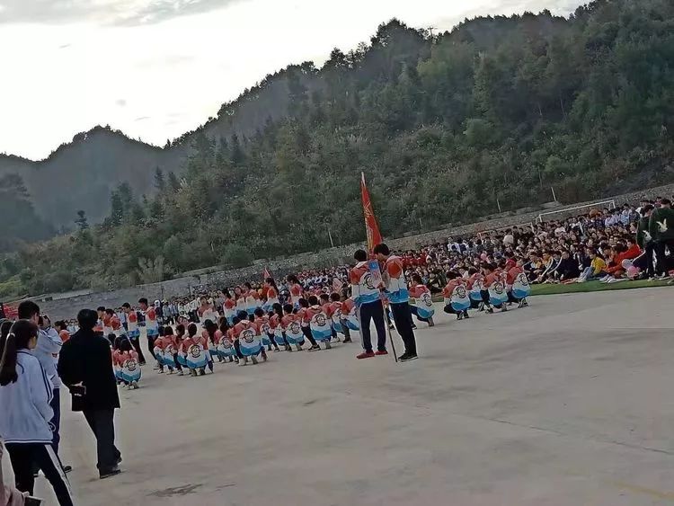 11月1日,2日,南丹县高级中学在本校运动场举行第二田径运动会.