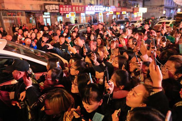 德雲社張雲雷來霍爾濱演出，門票供不應求，近萬女粉絲帶禮物捧場 娛樂 第3張