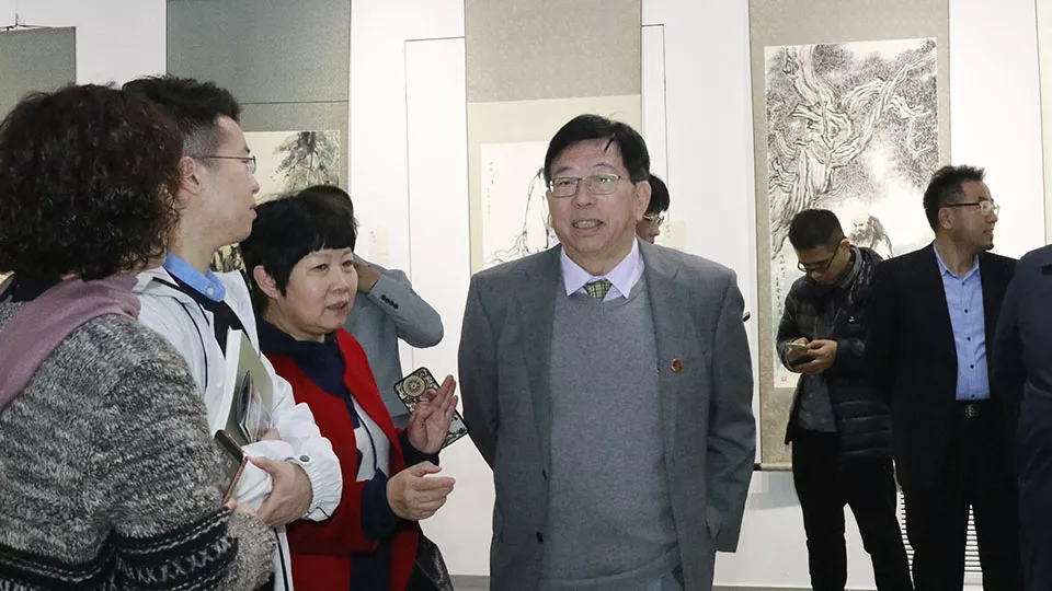 史浔安先生接受媒体采访闫振堂先生接受媒体采访媒体采访本次展览共展