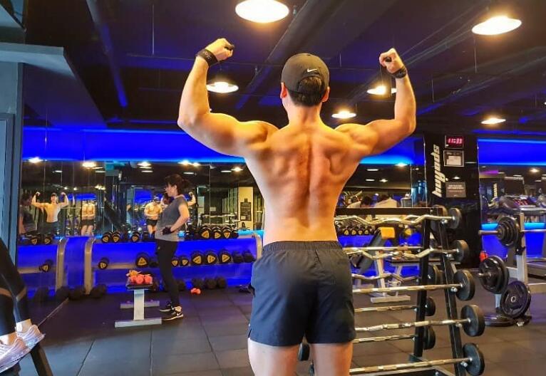 25岁韩国小伙喜欢健身,长相有点像彭昱畅,活