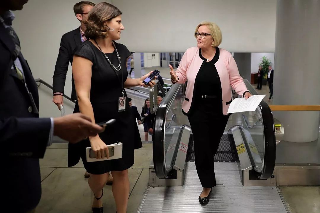 斯基(claire mccaskill)在近期民调中一直紧咬着本该轻松领跑的霍利