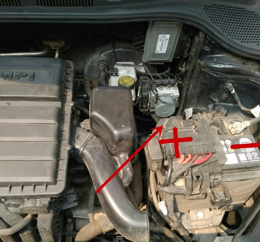 下图所示的就是汽车电瓶的位置,箭头所示的盖子下面是电瓶正极,一般的
