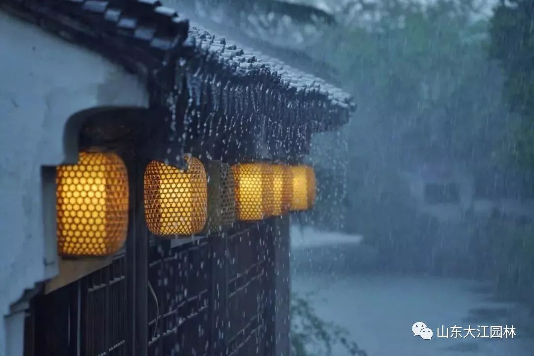 秋夜,有雨敲窗.