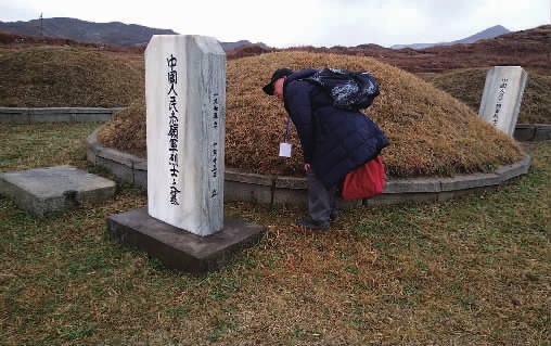 田兴华在上甘岭烈士陵园扫墓.受访者供图