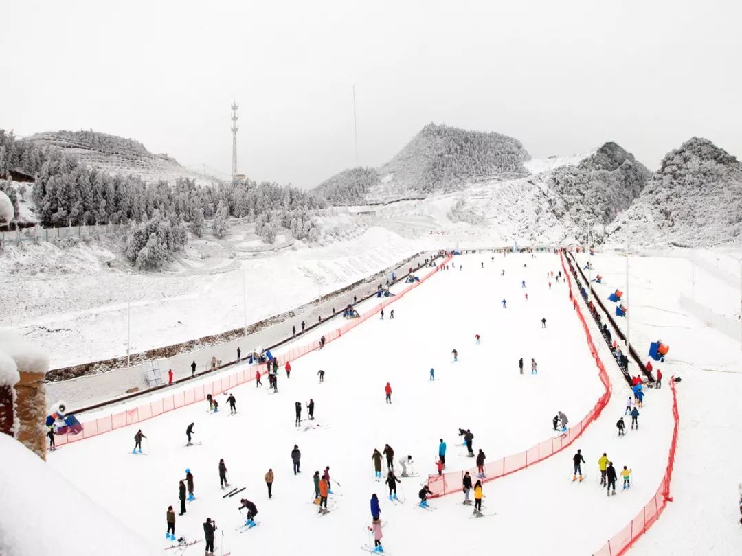 本次推介会上,六盘水市推出了玉舍雪山滑雪场,盘州云海乐原滑雪场