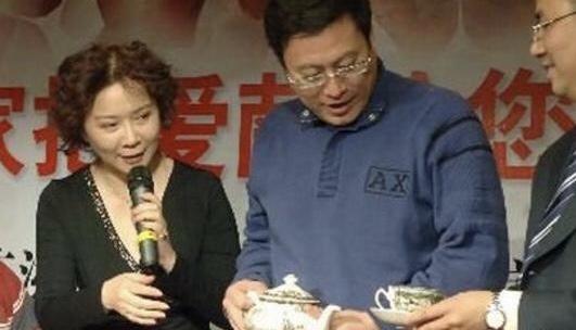 56岁蔡明近照,嫁一见钟情丈夫,儿子长相令人担忧