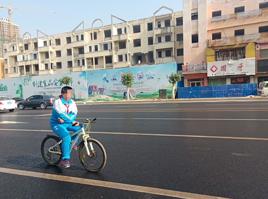 孩子上学路上这样的行为太危险~_学生家长