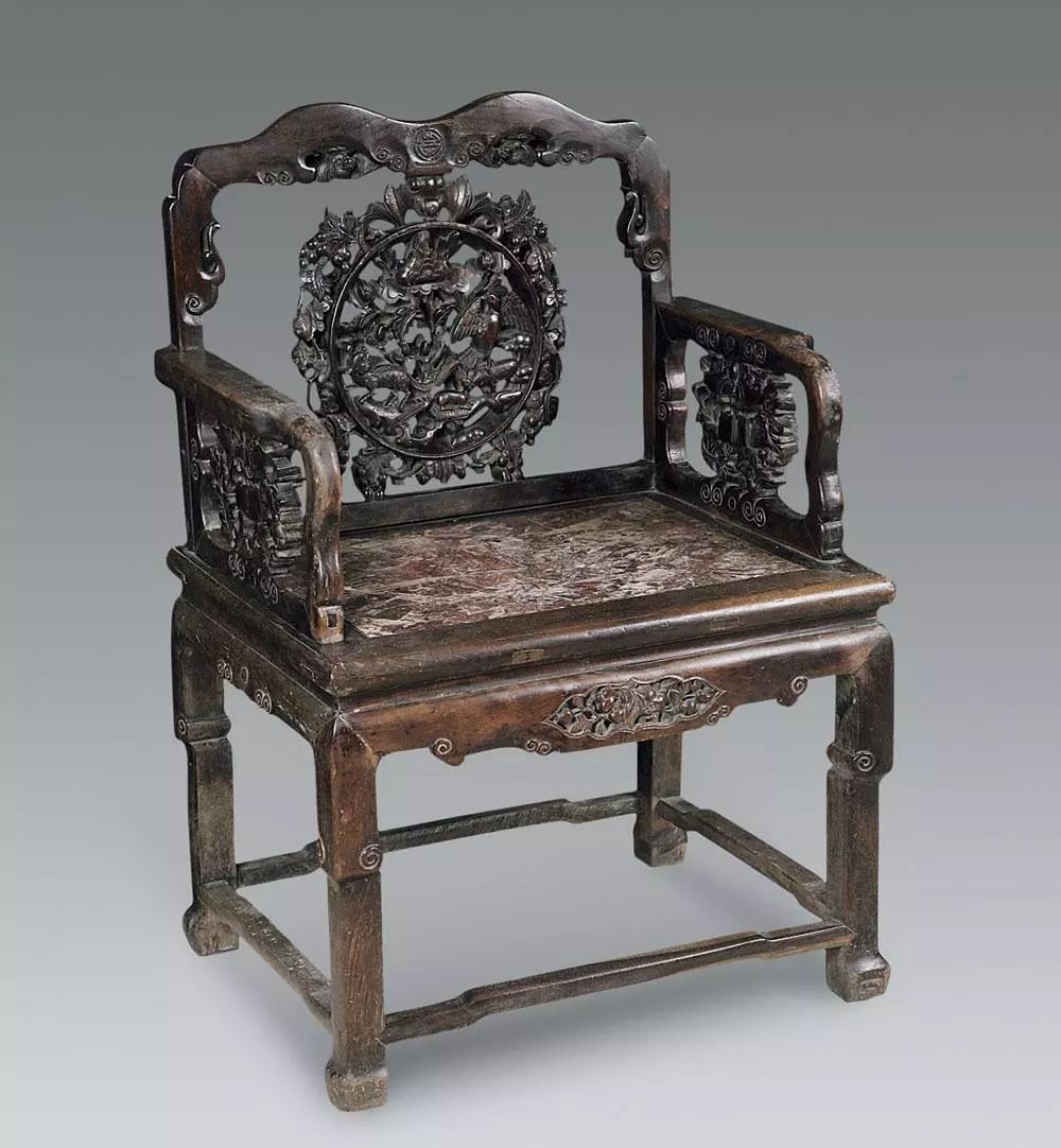 也象征着坐在太师椅的人的地位尊贵,受人敬仰,这是中国古代文人和老