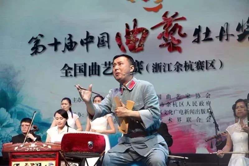 男主唱夏铭锺每一次展演和比赛虽然都有压力,但每一个人在舞台上的