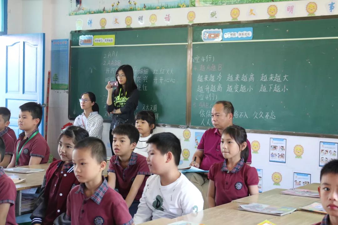 海城镇中心小学检查组莅临我校小学部检查指导工作