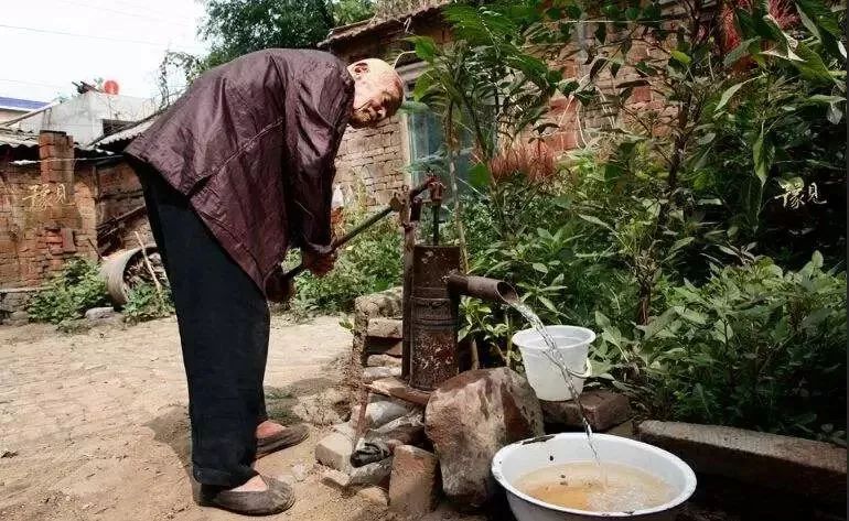 小余儿想带大家回到过去 追寻儿时的记忆 —— 1 压水井,现在农村还是