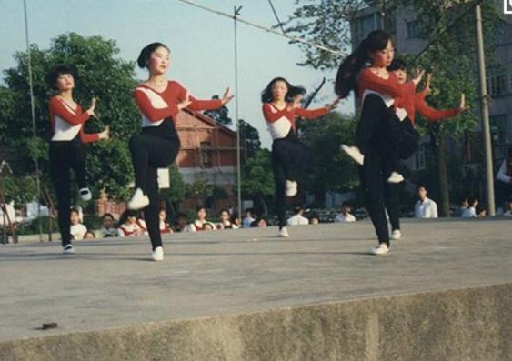 1/ 12 在90年代的中国,几乎每一个爱美的女性都会有一条脚蹬裤.