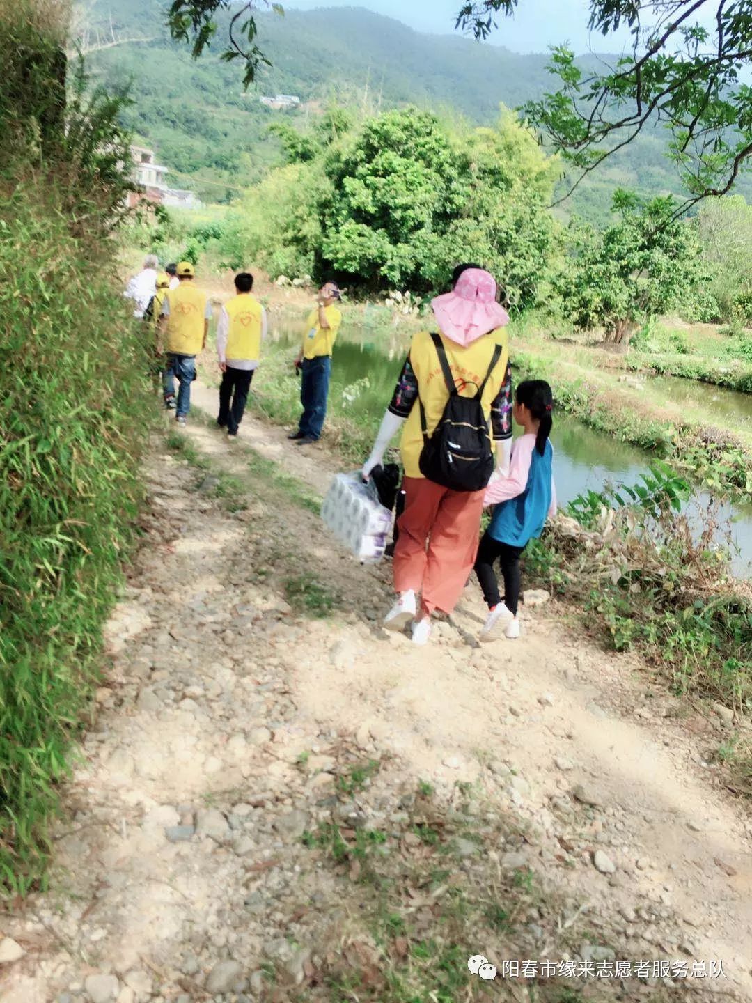 大山里来了这么一群人,到潭水镇慰问失双亲儿童韦某!