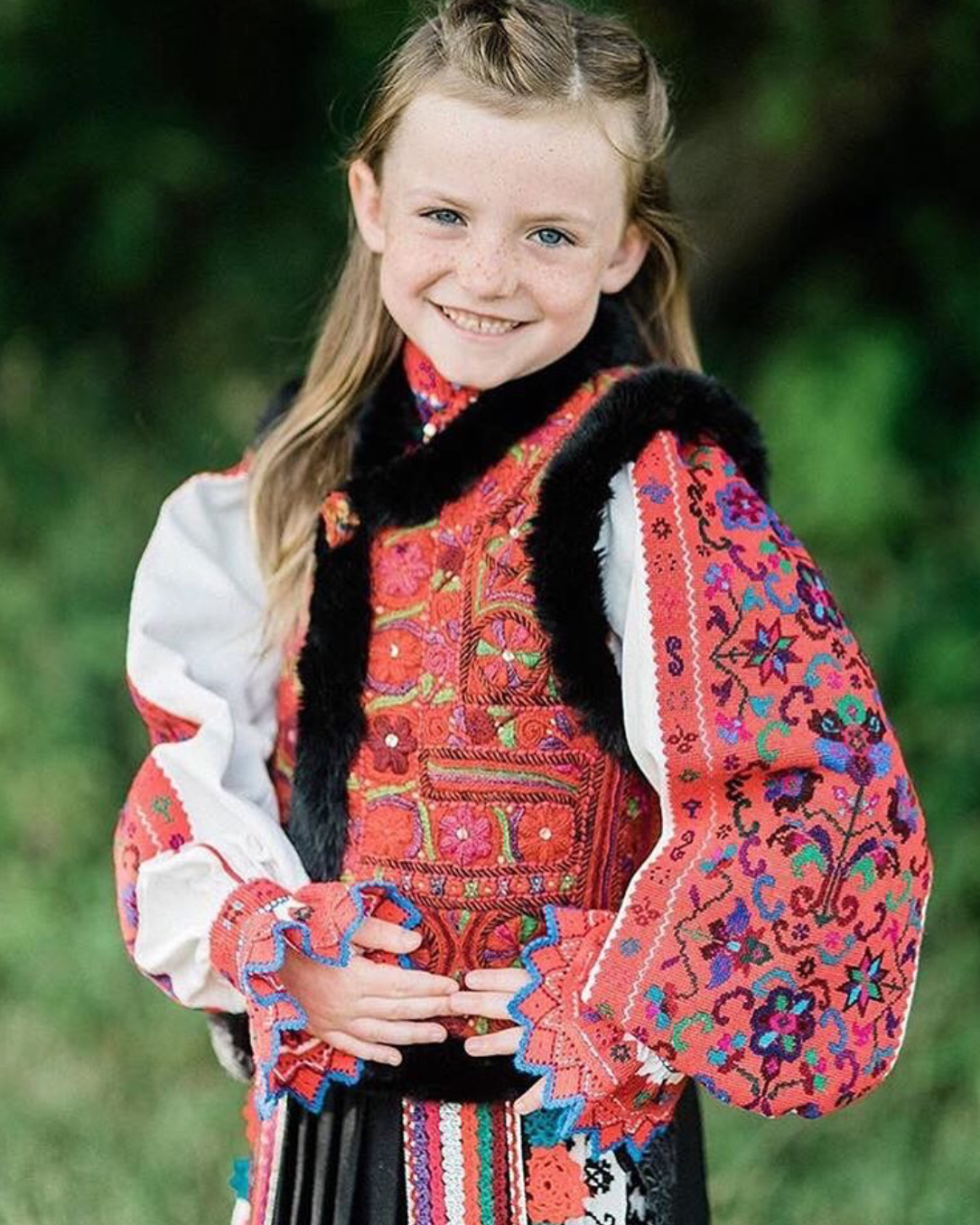 优雅迷人的罗马尼亚姑娘 可爱的小姑娘 迷人的笑容 满满的民族风 漂亮