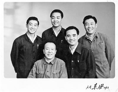 与师父赵佩茹,相声演员魏文亮,刘文亨,京剧演员马长礼合影