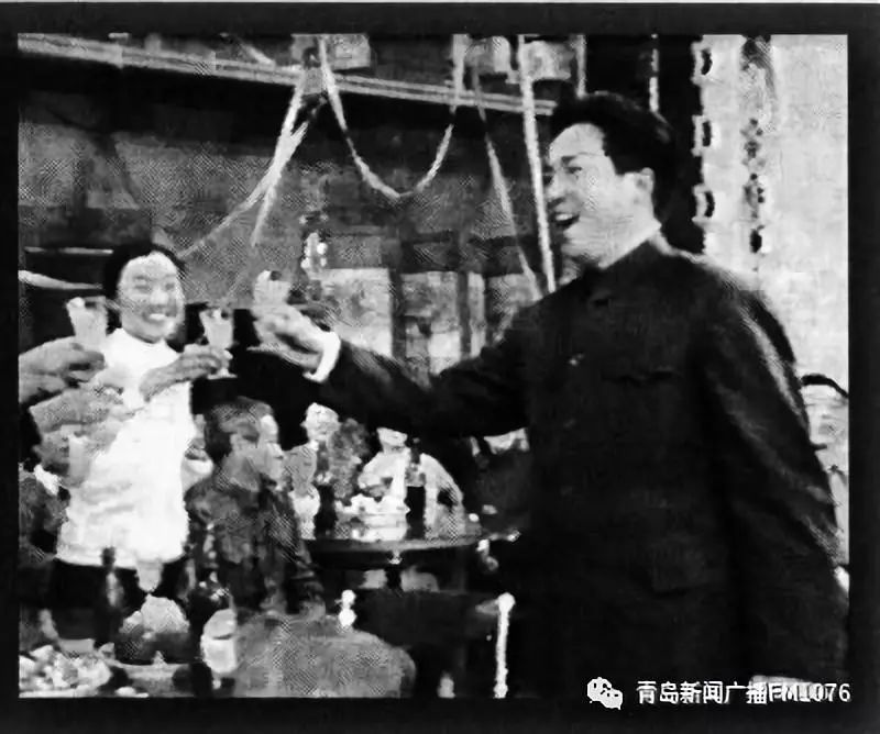 1979年首届春节联欢晚会,李光羲演唱《祝酒歌》