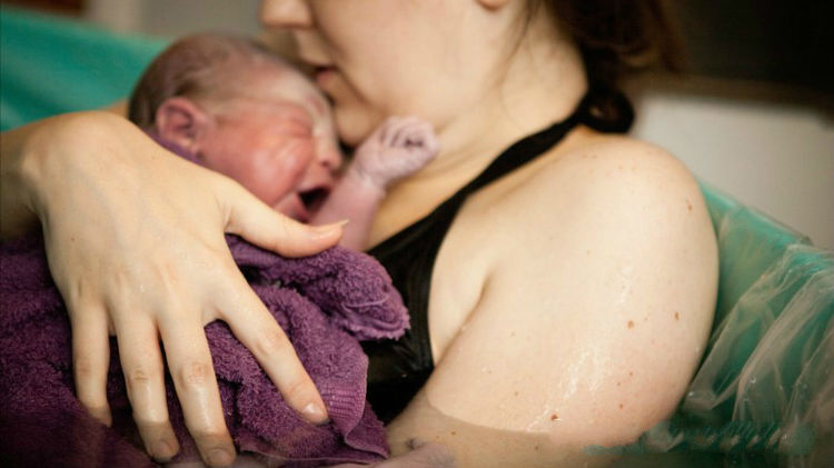準媽媽學外國孕婦水下分娩，寶寶出生醫生檢查後，媽媽情緒失控 親子 第1張