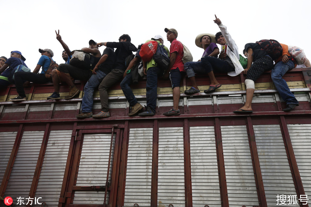 中美洲移民墨西哥“搭便车”赶赴美国人太多挤爆车
