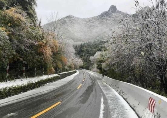 这里是g210国道通过秦岭的公路最高点鸡窝子至秦岭分水岭路段降雪区域