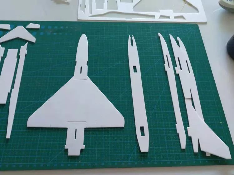 成飞小学的同学们 亲手制作了歼10仿真模型飞机, 第一部分 组装 1 第