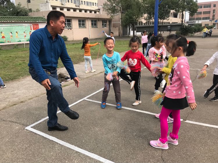 澧南镇光彩希望小学创建工作常抓不懈 逐步形成学生以踢毽子为主的