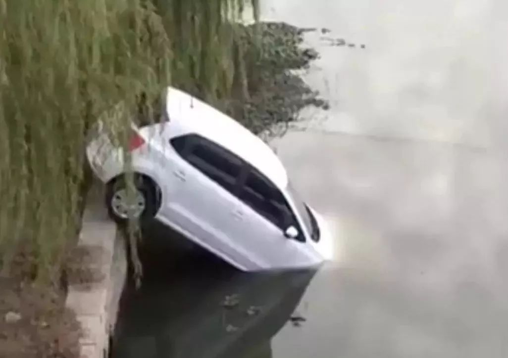 周山河惊现一白色轿车,半个车身都泡在水里,车内却空无一人