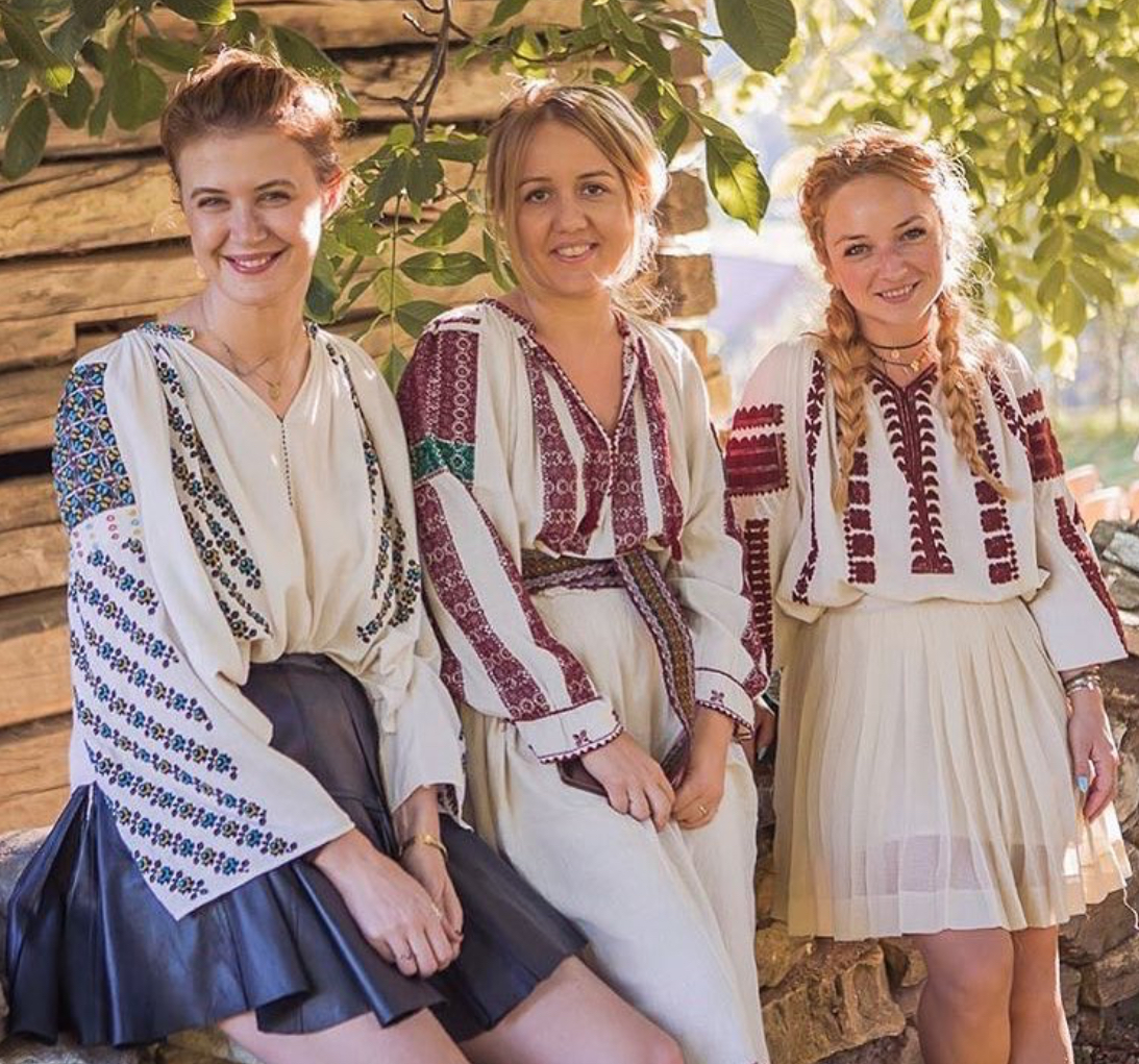 1/ 12 漂亮的罗马尼亚姑娘,穿着端庄的传统服装显得感觉的动人 纯净